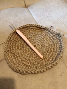 ダイソーの麻ひもとかぎ針でカゴを編んでみた 夏でも楽しく編み物 初心者でも簡単な編み方 作り方